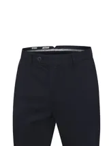 Pantalón tipo chino para hombre, de corte slim, con cierre de botón y cremallera, bolsillos laterales y traseros. Confeccionado con tecnología elástica para mayor movilidad y resistencia.