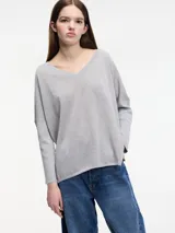 Sweater de hilo color gris con textura brillosa, escote en V y manga larga.