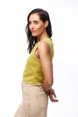 Top color verde oliva, tejido de punto acanalado, con cuello redondo y cierre frontal abotonado. Sin mangas.