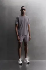 Camiseta de running Zara Athleticz confeccionada en tejido técnico semitransparente, ligero y elástico. Presenta cuello redondo, manga corta y bajo con aberturas laterales con acabados termofijados.