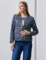 Blazer azul marino de tejido tweed con cuello a la base, apertura central y bolsillos delanteros. Puños con aplique de botones metálicos y terminación desflecada. Forro interno.