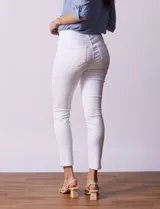 Jegging blanco de algodón, marca Sound Style. Diseño skinny de tiro alto, con bolsillos simulados en la parte delantera y bolsillos aplicados en la parte trasera.