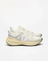 Championes de running Veja modelo Condor 3 ADV, con diseño técnico en tonos blanco y crema. Presentan una estructura de malla transpirable, refuerzos laterales con el logo V característico y una entresuela robusta de color crema con suela de goma negra.