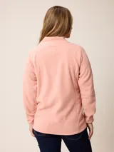 Buzo de polar con cuello alto y medio cierre frontal. Presenta un diseño de manga larga con puños elásticos y logo bordado en el pecho.