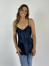 Top azul de breteles finos con escote en V y detalle de encaje en el borde.