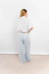 Pantalón celeste de lino, estilo sastrero, de corte amplio y tiro alto.