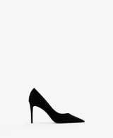 Zapato de tacón alto estilo salón, color negro, con punta fina.