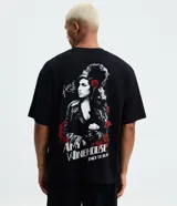 Remera boxy negra de manga corta y cuello redondo, con gran estampado en la espalda de la cantante Amy Winehouse, acompañado de rosas rojas y la inscripción Back to Black.