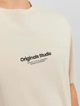 Remera de manga corta y cuello redondo con calce relajado. Presenta un estampado en relieve en el centro del pecho con la inscripción Originals Studio. Confeccionada en tejido de algodón.