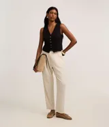Pantalón carrot de cintura alta, de corte zanahoria y estilo elegante, confeccionado en viscolino con pliegues frontales. Incluye trabillas y un cinturón fino de poliuretano.