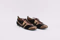 Zapato tipo ballerina acordonado, color negro con detalles en dorado.