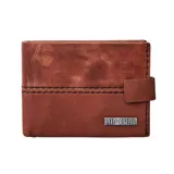 Billetera marrón de cuero con costuras a la vista, cierre con broche y logo metálico de Rip Curl. Cuenta con protección RFID.
