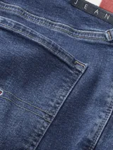 Jeans de corte slim Tommy Jeans, color azul oscuro, con cierre de cremallera y botón, cinco bolsillos y logo bordado en el bolsillo trasero.