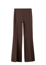 Pantalón marrón oscuro con sutil estampado de rayas diplomáticas, de corte recto y tiro medio.