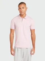 Remera polo color rosado, corte slim fit, confeccionada en piqué de algodón.