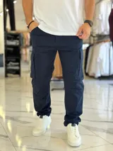 Pantalón cargo de gabardina color azul marino, de corte recto y múltiples bolsillos laterales.