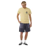 Remera amarilla de manga corta con estampado en el pecho del logo de Rip Curl con un sol y olas. Corte clásico.