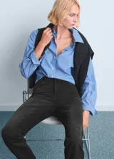 Jeans mom-fit de tiro alto con diseño crop, estilo de cinco bolsillos, cierre frontal de cremallera y botón, confeccionados en tejido confort con elasticidad.