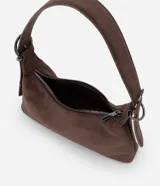 Cartera tipo shoulder bag de tamaño pequeño, confeccionada en material sintético con acabado tipo gamuza y textura crocco. Presenta una correa de hombro fija con hebillas metálicas decorativas en los laterales y cierre superior por cremallera.