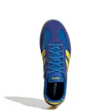 Championes urbanos Adidas modelo Barreda Decode, con diseño inspirado en el calzado de fútbol retro. Presentan una combinación de colores azul y violeta con las icónicas tres tiras en amarillo. Cuentan con puntera en forma de T, refuerzos de gamuza y una suela de goma translúcida.