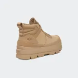 Botas UGG Lug Chukka color arena, con capellada de cuero impermeable y lengüeta reforzada. Cuenta con cuello acolchado, forro textil, plantilla de EVA y suela de goma con tacos.