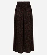 Pollera midi confeccionada en crepé de viscosa y poliamida con estampado animal print. Presenta una cintura estructurada y un diseño fluido de largo medio.