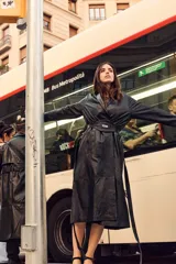 Trench coat largo de cuero ovino, con solapa amplia, cierre cruzado y lazo para ajustar en la cintura.