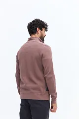 Buzo de algodón color azul marino con medio cierre frontal y cuello alto. Presenta un pequeño logo bordado en el pecho.