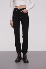Pantalon jean de corte flare y tiro alto, color negro, con cierre frontal y bolsillos laterales.