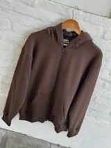 Campera marrón de felpa con cierre frontal y capucha.