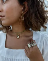 Anillo de diseño orgánico con forma irregular que evoca texturas marinas, con estructura abierta y acabado brillante.