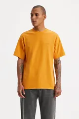 Remera de hombre color amarillo mostaza, de corte recto y mangas cortas. Tiene el logo de Levi's bordado en el pecho.