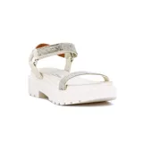 Sandalia Vizzano de plataforma chunky color beige con suela dentada. Cuenta con una tira delantera fina y una tira ancha en el empeine con cierre ajustable, ambas decoradas con pedrería brillante.