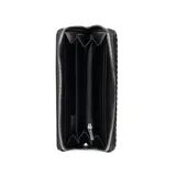 Billetera negra de símil cuero con cierre, logo metálico XL y detalle de trenzado en los bordes. Cuenta con 13 compartimentos y un bolsillo interno con cierre. Herrajes plateados.