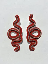 Aros colgantes con forma de serpiente blanca delineada con strass plateado.