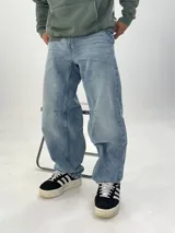 Pantalón de jean celeste, corte balloon, con detalles de costuras en las rodillas.