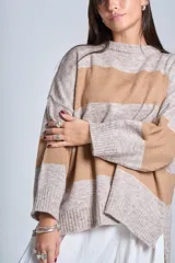 Sweater de punto con rayas horizontales anchas en blanco y negro. De corte amplio y relajado, brinda máxima comodidad sin perder el estilo. Su diseño atemporal lo convierte en una prenda versátil, ideal para combinar con jeans o pantalones para un look casual y abrigado en los días más frescos.