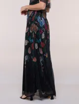 Vestido largo plisado con estampado floral, escote en V cruzado, mangas cortas fluidas y falda maxi con movimiento.