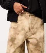 Pantalón de gabardina de algodón Blue Steel, modelo Super Baggy, con diseño amplio y estampa abstracta con efecto manchado en tonos marrón y beige. Cuenta con cintura con presillas, cierre de botón y cremallera, y bolsillos funcionales.