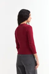 Remera de manga larga con cuello redondo a la base, confeccionada en algodón suave de corte ajustado.