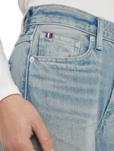 Pantalón de jean celeste de corte recto, con cierre de botón y cremallera, cinco bolsillos y parche de cuero con logo de Tommy Hilfiger en la parte trasera.