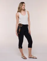 Pañuelo cuadrado de satén con estampado animal print en tonos marrón y negro, con bordes definidos.