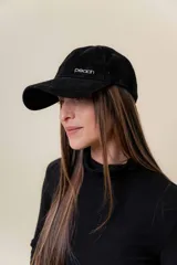 Gorra de diseño clásico con visera curva, confeccionada en material símil gamuza color bordó. Presenta un logo metálico con la palabra Peach en la parte frontal y cuenta con un sistema de ajuste posterior.