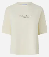 Remera deportiva Get Over de corte boxy y cuello redondo, confeccionada en microfibra liviana de poliamida y elastano. Presenta mangas cortas alargadas y una estampa lettering con la inscripción "Athleisure Collective" en el pecho.