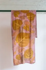 Pañuelo rectangular de seda natural color rosa con estampado de hojas de catalpa en tonos ocre.