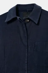 Chaqueta de estilo utilitario confeccionada en algodón con efecto lavado. Presenta cuello solapa, cierre frontal con botones ocultos bajo solapa, manga larga y bolsillos delanteros con solapa.