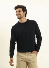 Sweater de punto color naranja, con cuello redondo y mangas raglán.