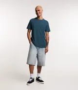 Remera básica de corte regular para hombre, color azul, confeccionada en algodón sostenible, con mangas cortas y cuello redondo.
