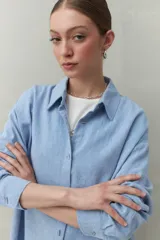 Camisa celeste de lino y viscosa, de corte clásico y silueta relajada.