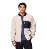 Campera de polar Columbia con cierre frontal completo, cuello alto y bolsillo en el pecho con cierre. Presenta un diseño en color beige con detalles en negro en el bolsillo, cuello, puños y dobladillo.
